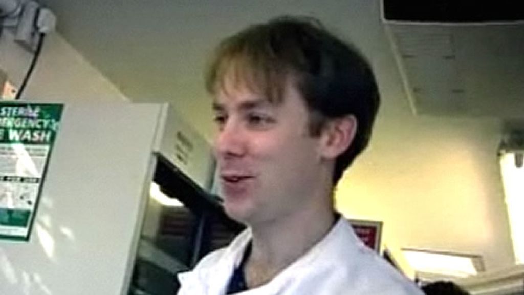 Uno de los científicos que supervisan la investigación