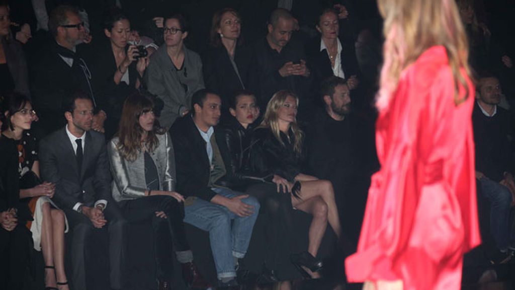 Carlota Casiraghi y Kate Moss, de risas en el desfile parisino de Etam