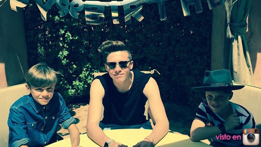 Brooklyn ha compartido una foto junto a sus hermanos, Romeo y Cruz