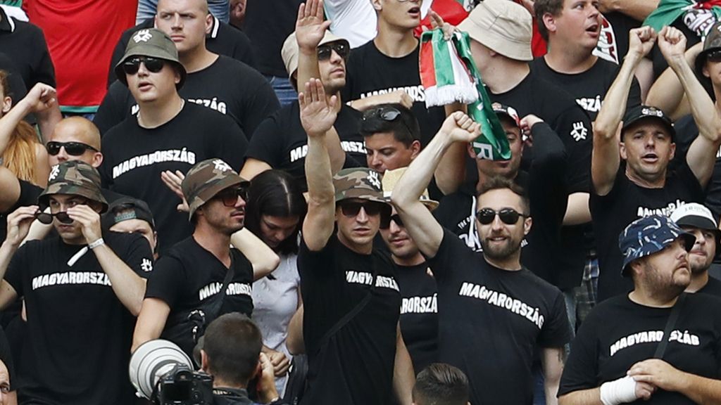 Los 'hooligans' se enfrentaron con la seguridad del estadio y la Policía francesa