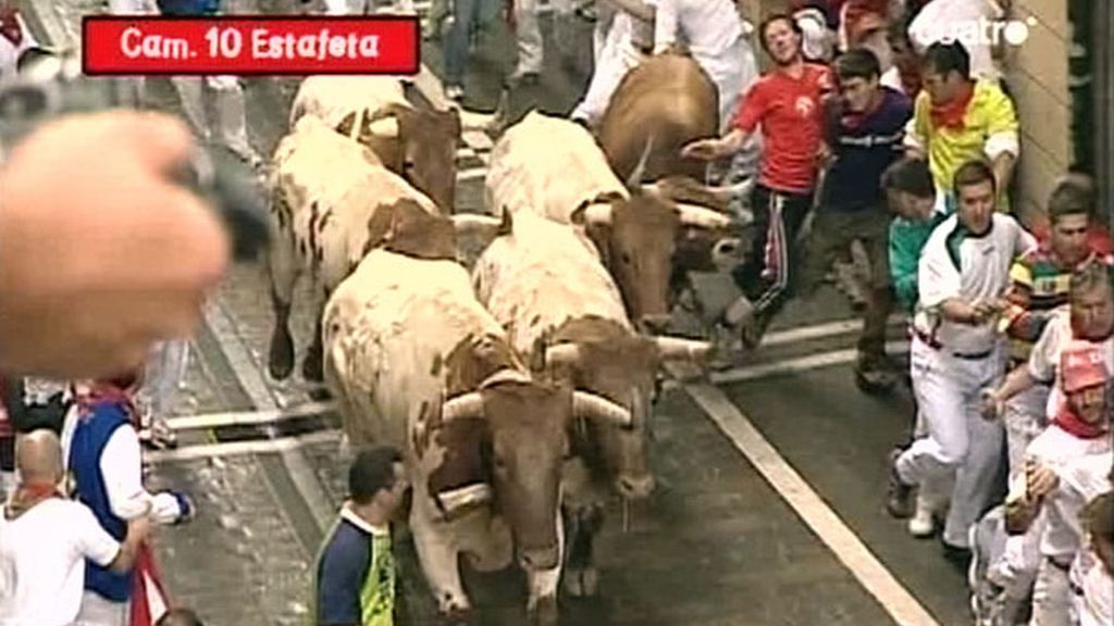 A lo largo de la concurrida calle Estafeta los toros galoparon a un ritmo elevado, trompicando en los primeros metros a algunos corredores