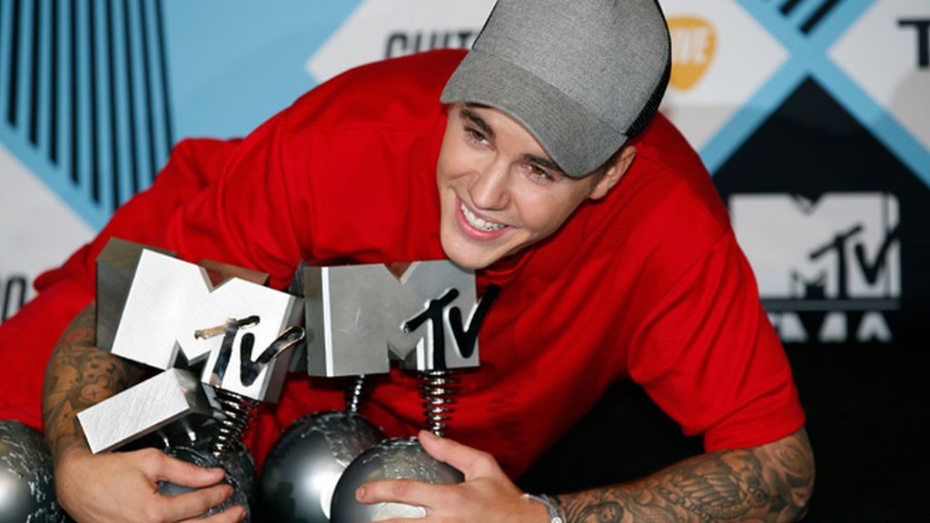 Bieber con sus cinco premios