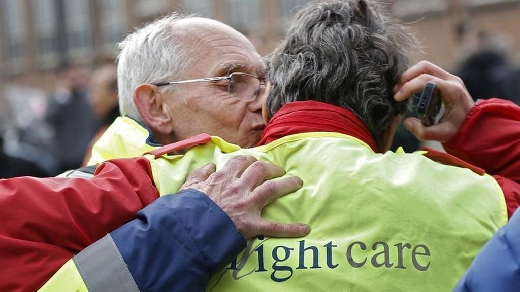 Empleados del aeropuerto de Bruselas se abrazan tras la evacuación