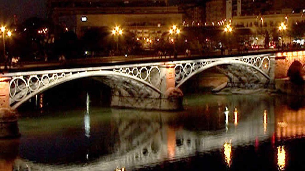 El Puente de Triana, de noche