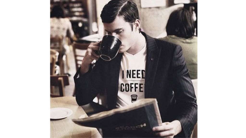 La cuenta @menandcoffee recoge fotos de chicos guapos con cafés