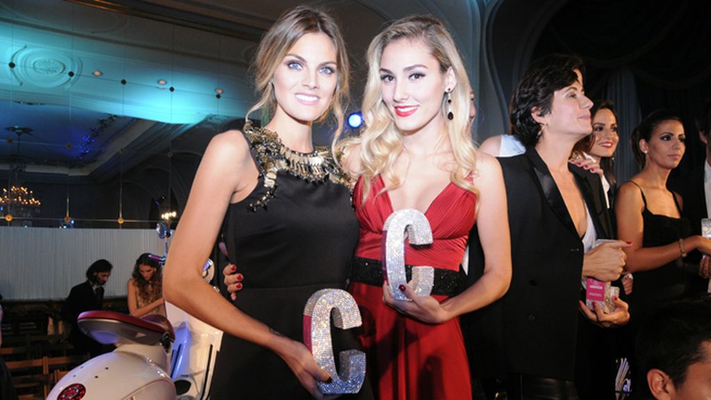 Amaia Salamanca y Priscila Hernández, premiada por su blog Personal style, posaron orgullosas con sus respectivos trofeos