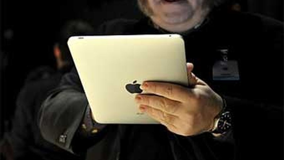 El próximo sábado 3 de abril las tiendas de EEUU se llenarán de iPad, aunque la compañía ya ha advertido de que sólo aquellos que hicieron el pedido antes del 27 de marzo recibirán su iPad ese día-el resto tendrá que esperar unos diez días más. Foto AP El próximo sábado 3 de abril las tiendas de EEUU se llenarán de iPad, aunque la compañía ya ha advertido de que sólo aquellos que hicieron el pedido antes del 27 de marzo recibirán su iPad ese día-el resto tendrá que esperar unos diez días más. Foto AP