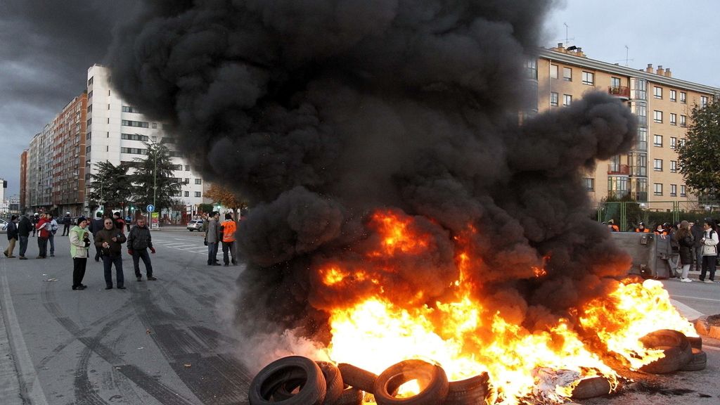 Un piquete informativo incendia ruedas durante la huelga genral en Burgos
