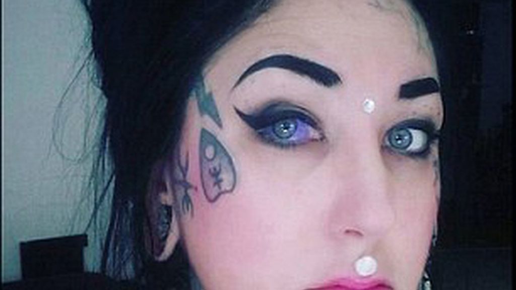 La peligrosa moda de tatuarse el globo ocular
