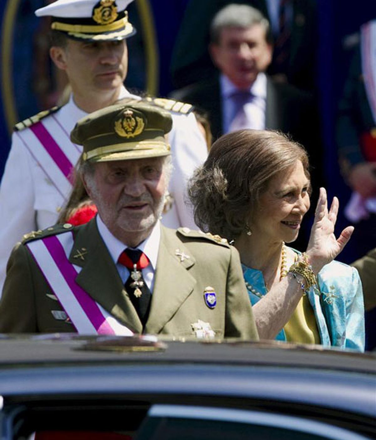 Los reyes de España, acompañados del príncipe de Asturias, tras presidir el homenaje a la bandera y a los caídos en el acto central que cierra la celebración del Día de las Fuerzas Armadas este fin de semana en Málaga.