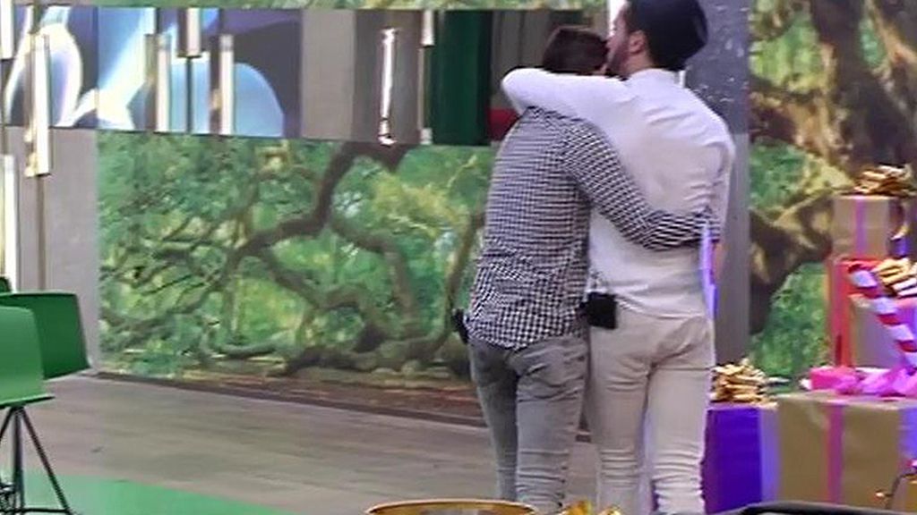 Muchos abrazos y casi algún beso en su despedida