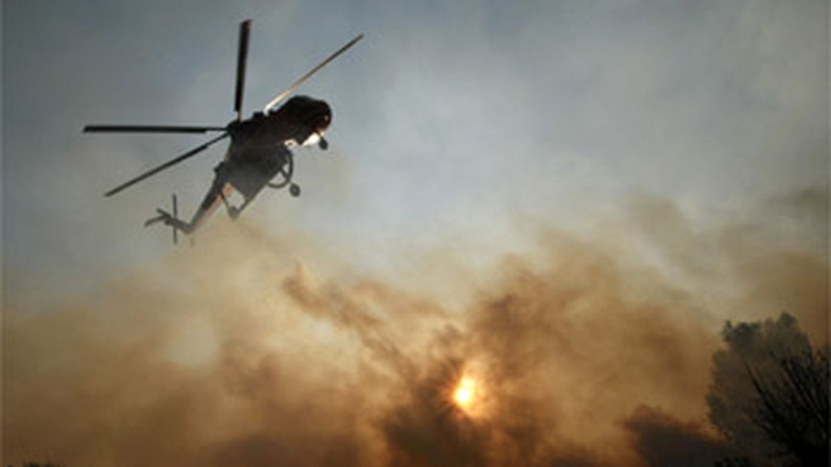 Helicóptero sofocando el fuego de Atenas