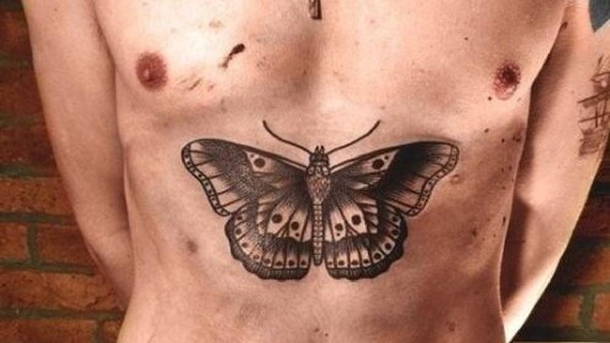 El último tatuaje de Harry Styles, una mariposa