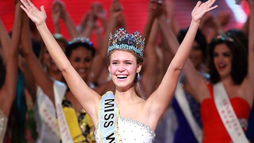 MISS ESTADOS UNIDOS CELEBRA SU VICTORIA COMO LA MUJER MÁS BELLA DEL MUNDO