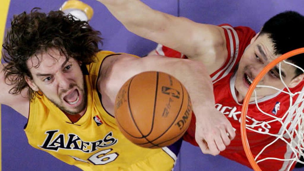 Pau Gasol pelea por el control ante los Rockets