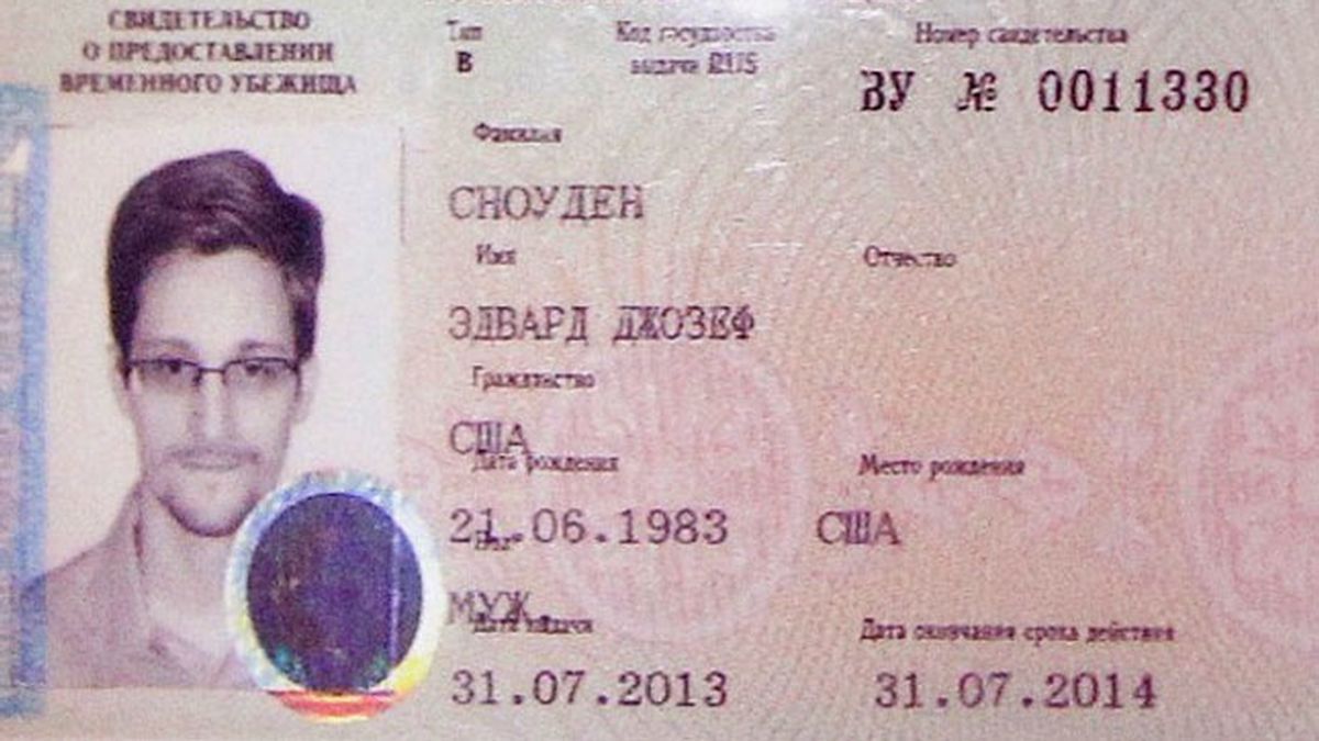 Edward Snowden tiene documento de identidad ruso