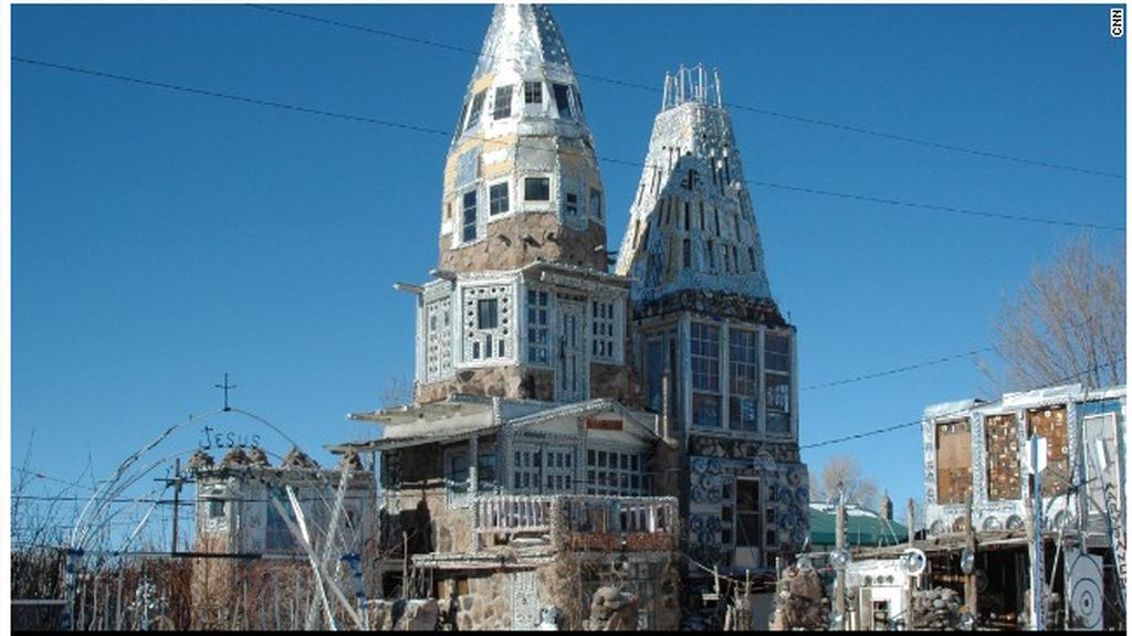 Palacios de basura,espectaculares casas construidas a partir de chatarra