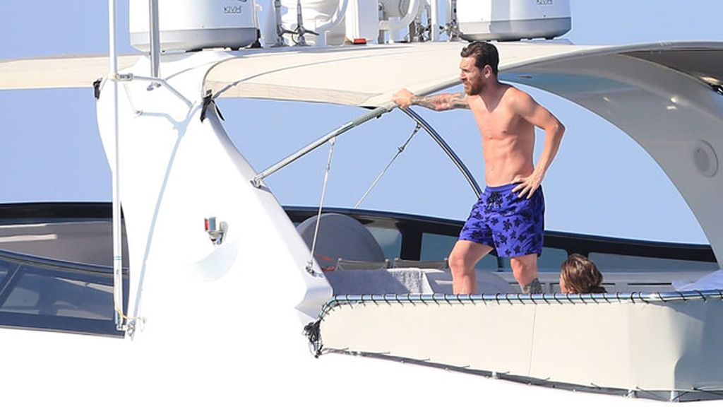 Su chica, Antonella Roccuzzo, y su hijo pequeño también están en el barco