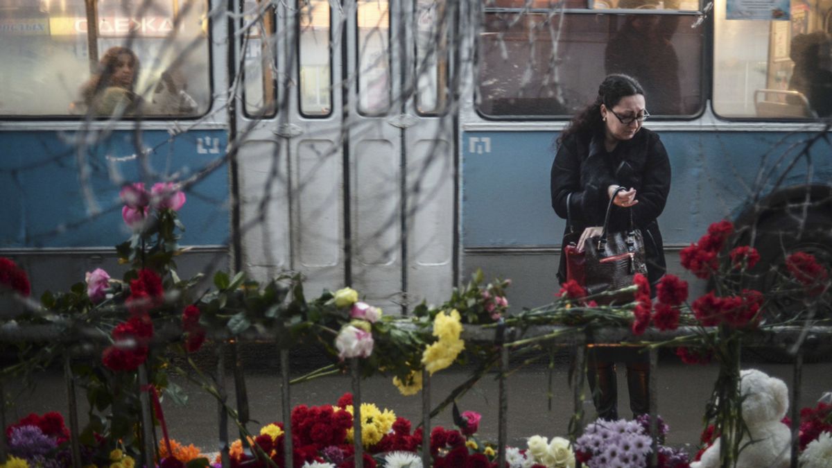 Flores y velas en el lugar de uno de los atentados de Volgogrado