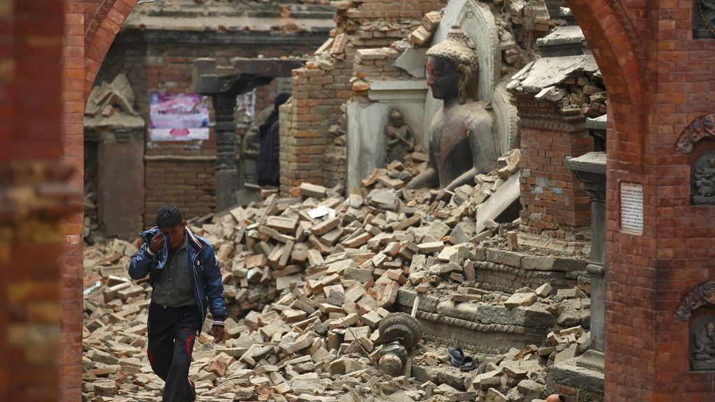 Un terremoto de 7,9 grados en la escala Ritcher sacude Nepal