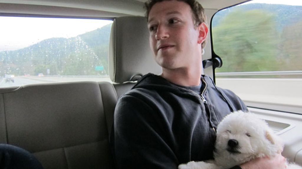 Zuckerberg tiene corazón y un perrito (del que es fan)