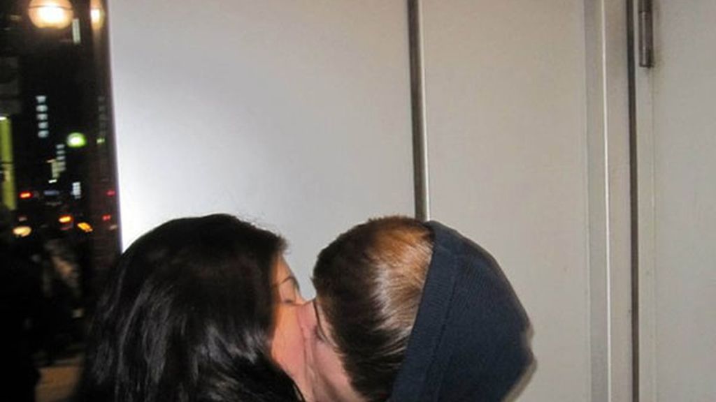 10 ENERO 2011 JUSTIN BESA A UNA FAN