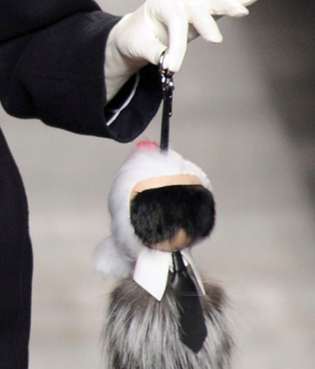 Karlito, un 'charm' de Fendi para el bolso, convertido en 'hit' del invierno