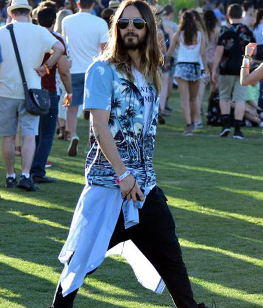 Jared Leto con camisa de estampado Hawaiano