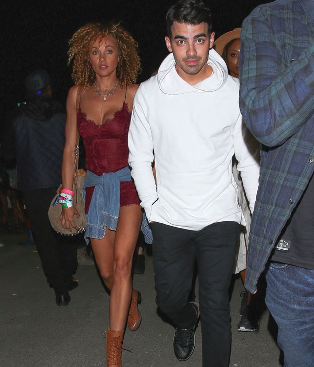 Joe Jonas, con sudadera blanca de capucha