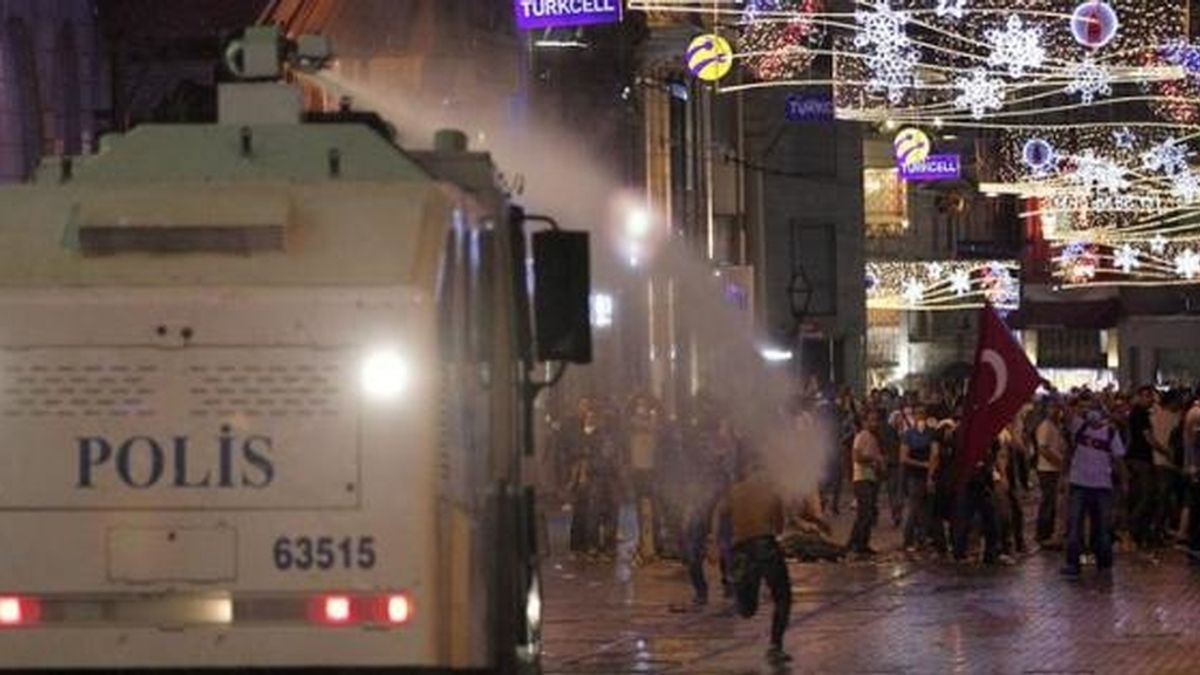 La Policía emplea de nuevo cañones de agua y gas lacrimógeno contra los manifestantes en Estambul