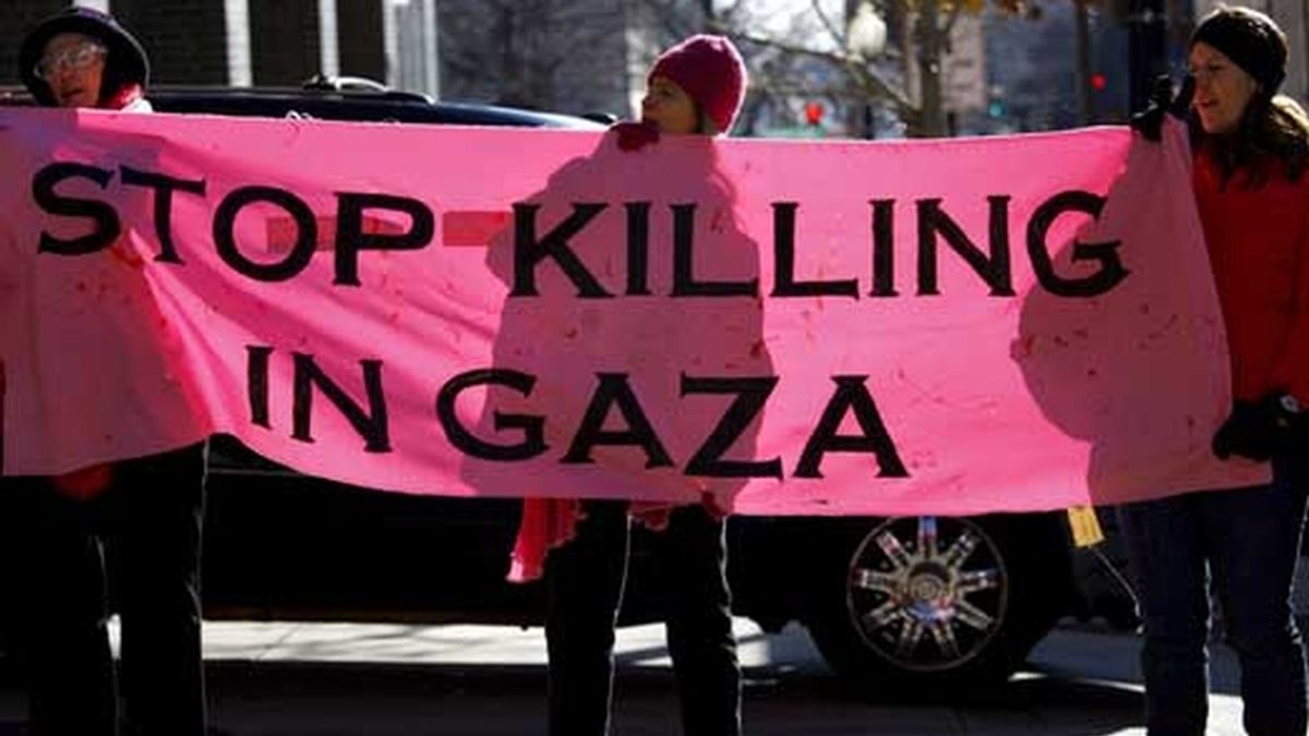 Manifestantes protestan contra el asedio israelí sobre Gaza a las afueras del hotel donde se aloja la ministra israelí de Exteriores, Tzipi Livni, durante su visita a EEUU. Foto: EFE Manifestantes protestan contra el asedio israelí sobre Gaza a las afueras del hotel donde se aloja la ministra israelí de Exteriores, Tzipi Livni, durante su visita a EEUU. Foto: EFE