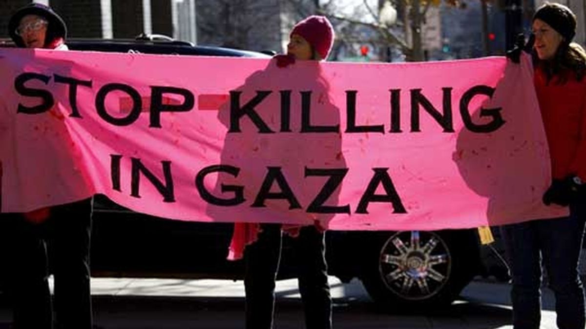 Manifestantes protestan contra el asedio israelí sobre Gaza a las afueras del hotel donde se aloja la ministra israelí de Exteriores, Tzipi Livni, durante su visita a EEUU. Foto: EFE