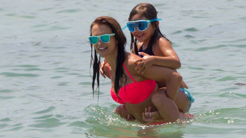 ¡Ya están en Ibiza! ¿Por qué Bustamante se baña con camiseta y toma el sol sin ella?