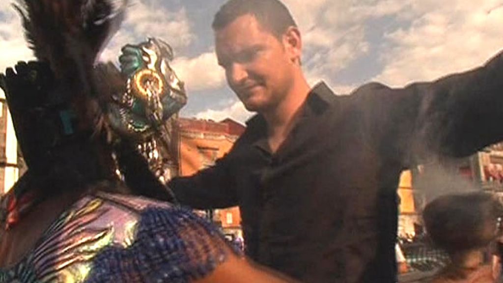 Un chamán realiza un purgado del espíritu