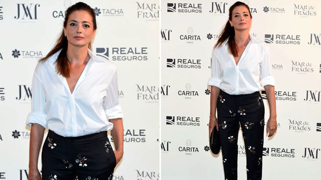 José Toledo optó por el pantalón de flores y camisa básica blanca