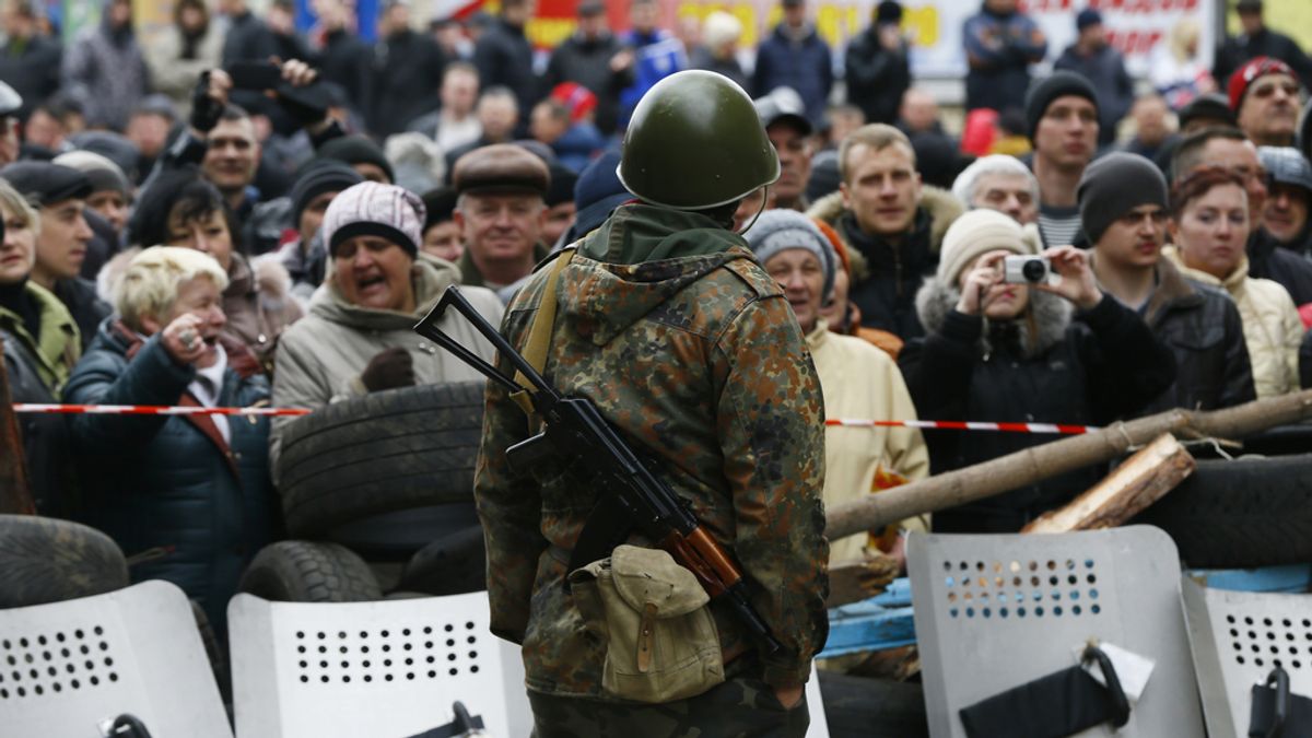 Un grupo de hombres armados toma el control de un edificio de la Policía en el este de Ucrania
