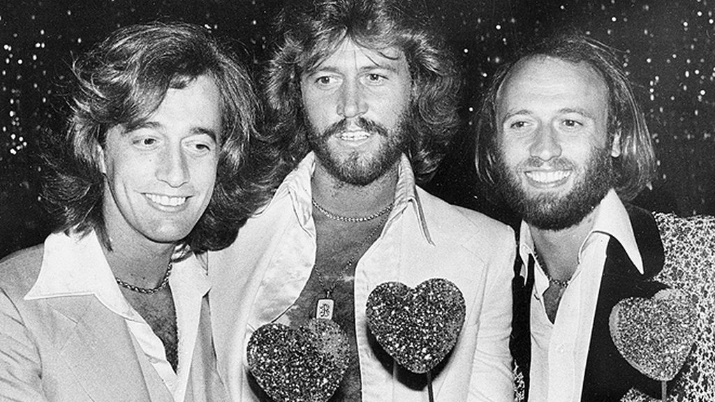 Homenaje al estilo de Robin y los Bee Gees: una vida de éxito y looks extremos
