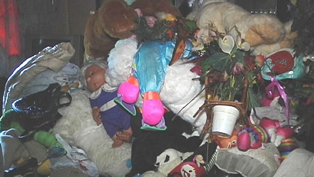 Basura acumulada en una de las casas del barrio. La casa está habitada.