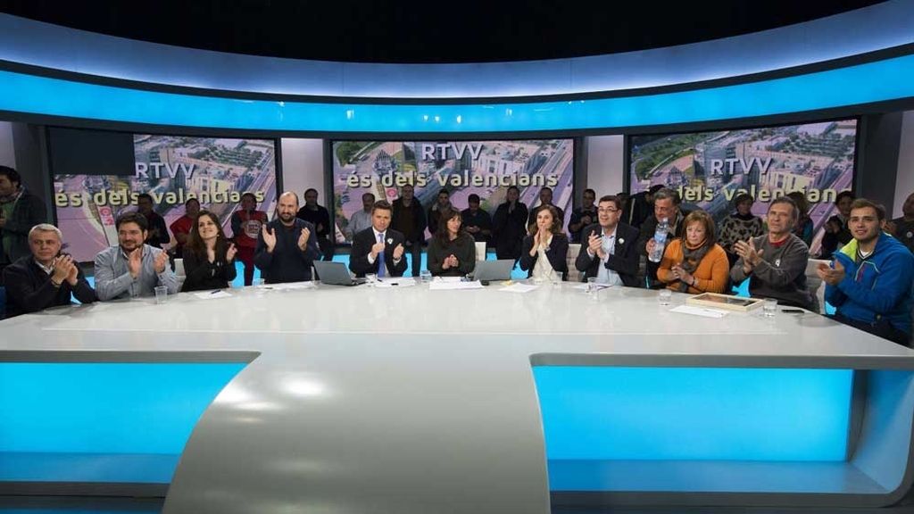 Los trabajadores en el plató de informativo