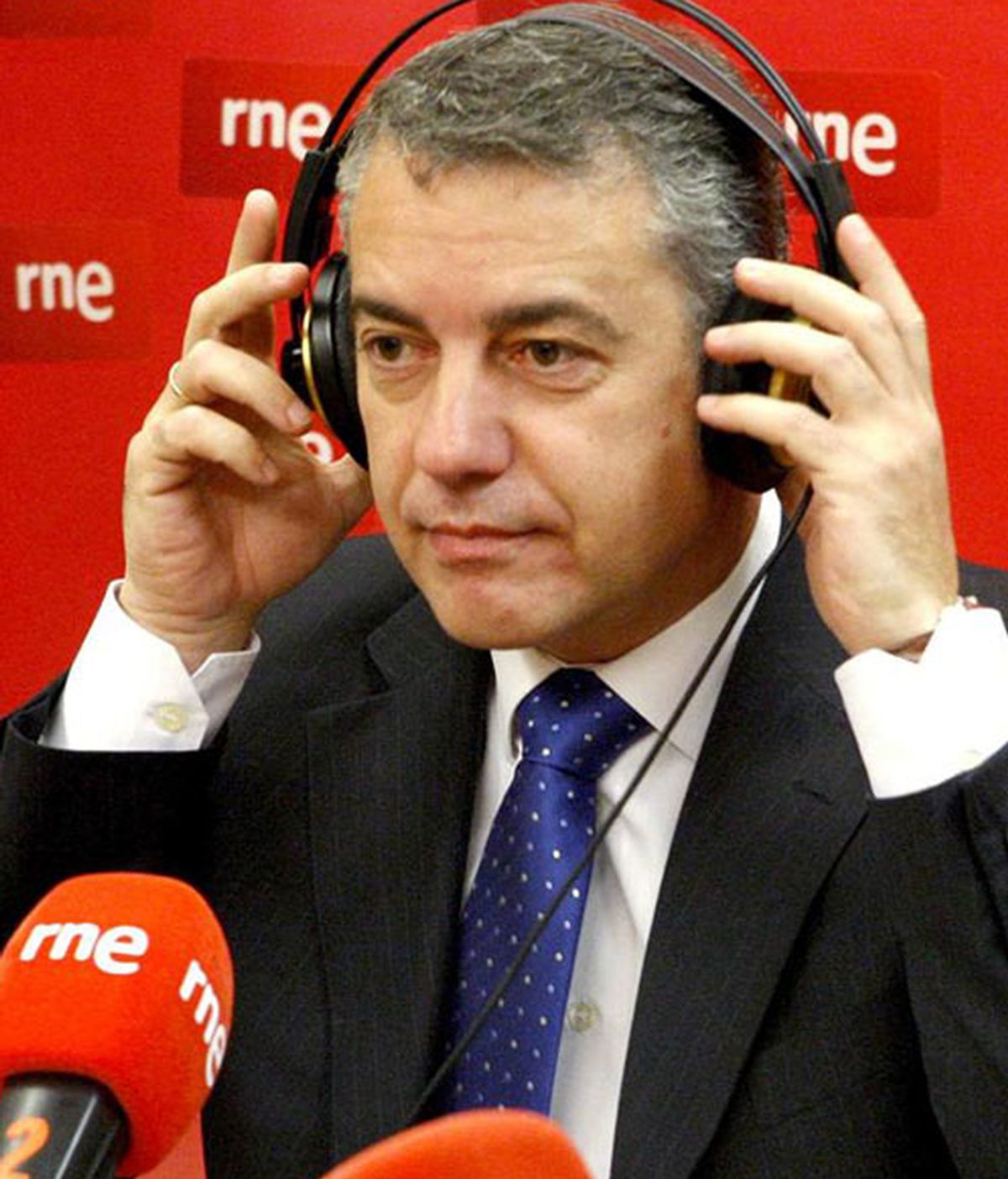 El presidente del PNV, Iñigo Urkullu, al comienzo de la entrevista que concedió hoy a Radio Nacional de España.