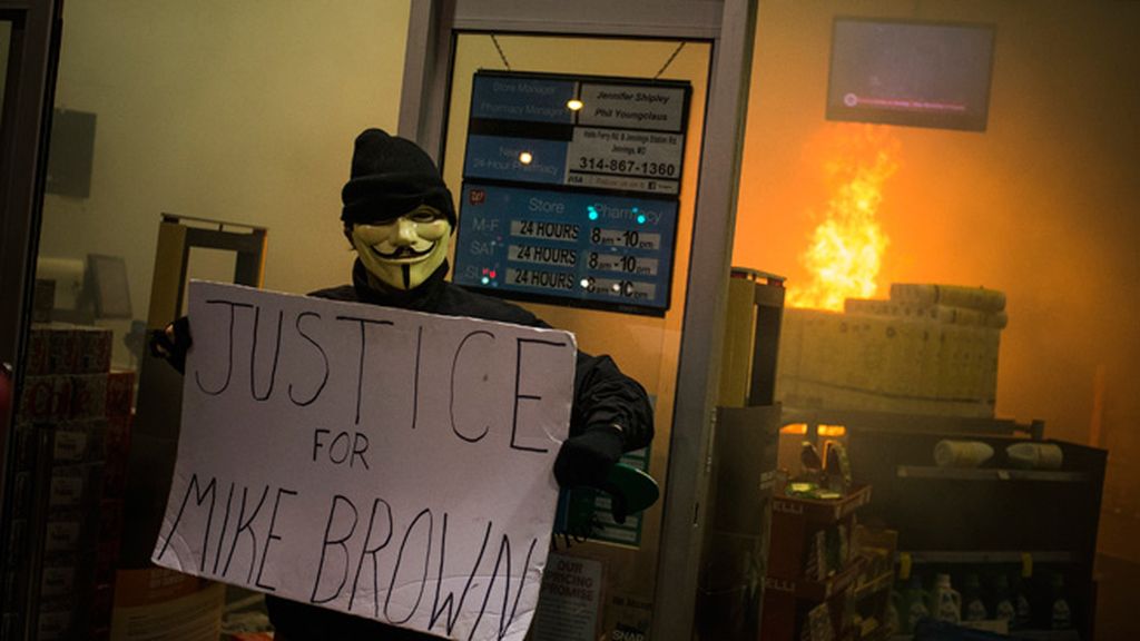 Decenas de detenidos y edificios en llamas