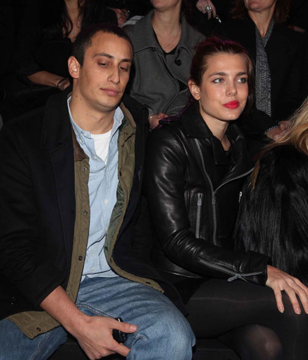 Carlota Casiraghi y Kate Moss, de risas en el desfile parisino de Etam