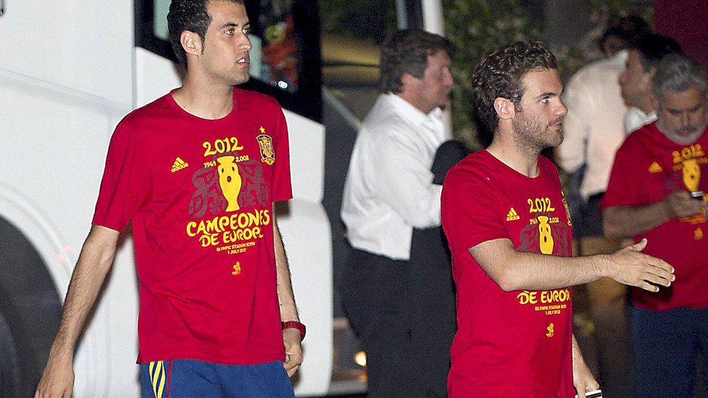 Busquets y Mata durante la fiesta de la Selección española