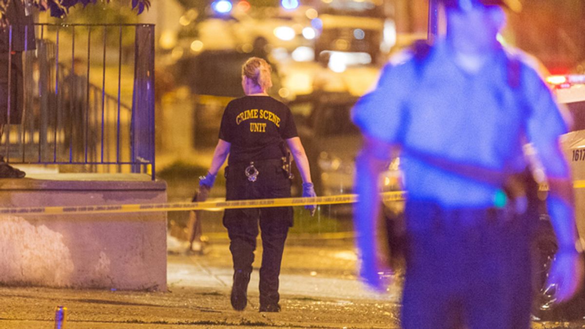 Una agente de Policía investiga la escena del crimen en Filadelfia, Estados Unidos