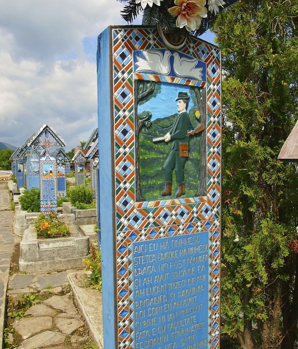 Así es el cementerio alegre de Sapantza, Rumanía