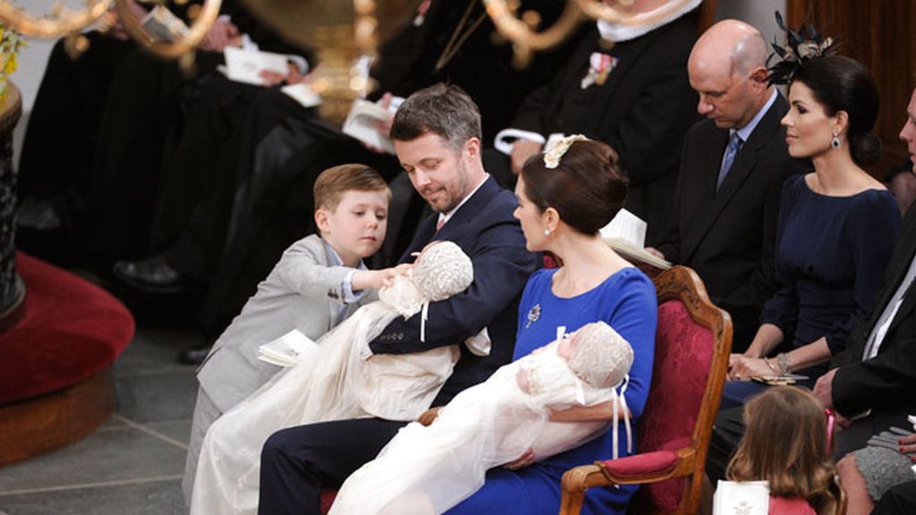 Los príncipes de Dinamarca bautizan a sus mellizos y revelan sus nombres