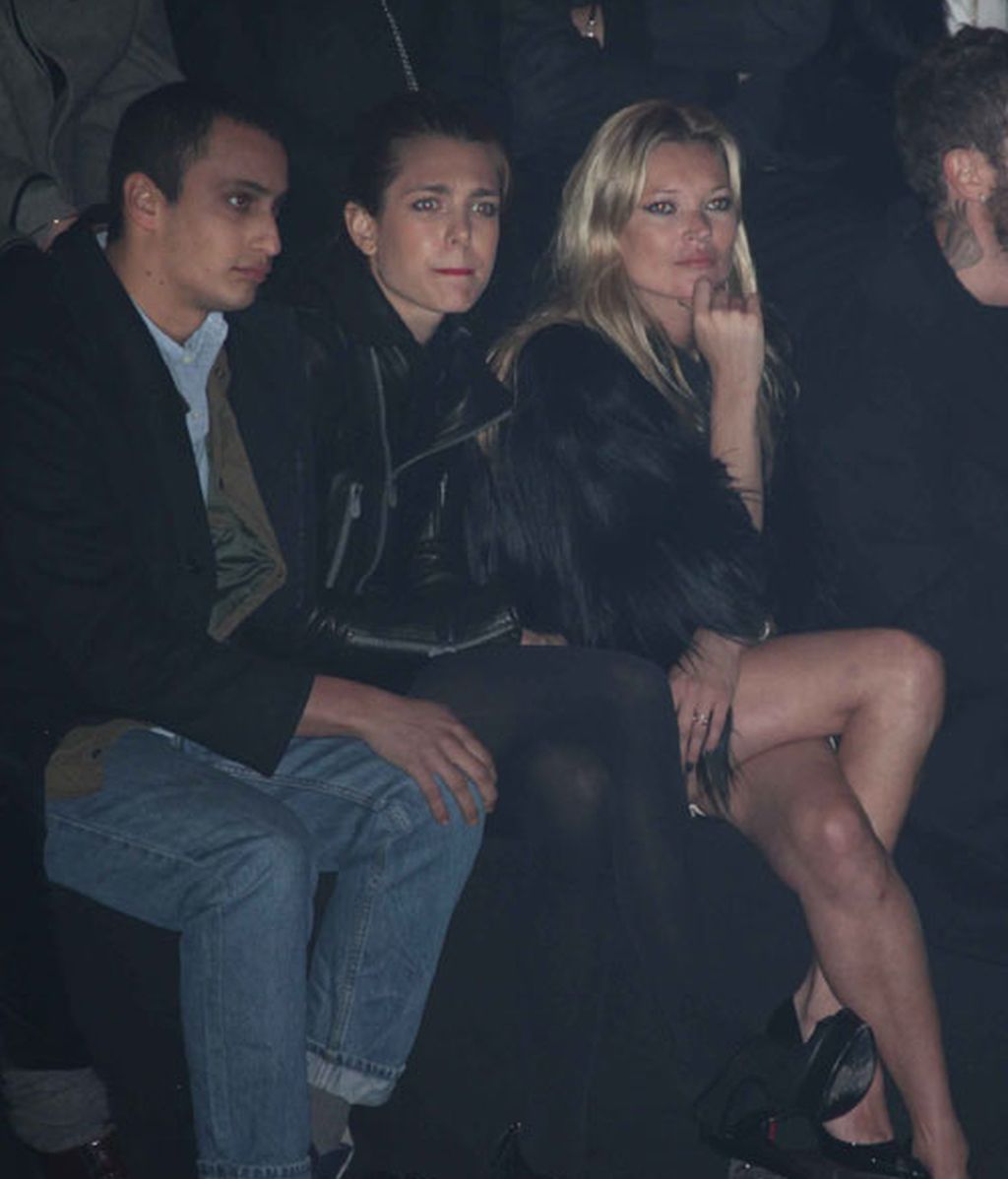 Carlota Casiraghi y Kate Moss, de risas en el desfile parisino de Etam