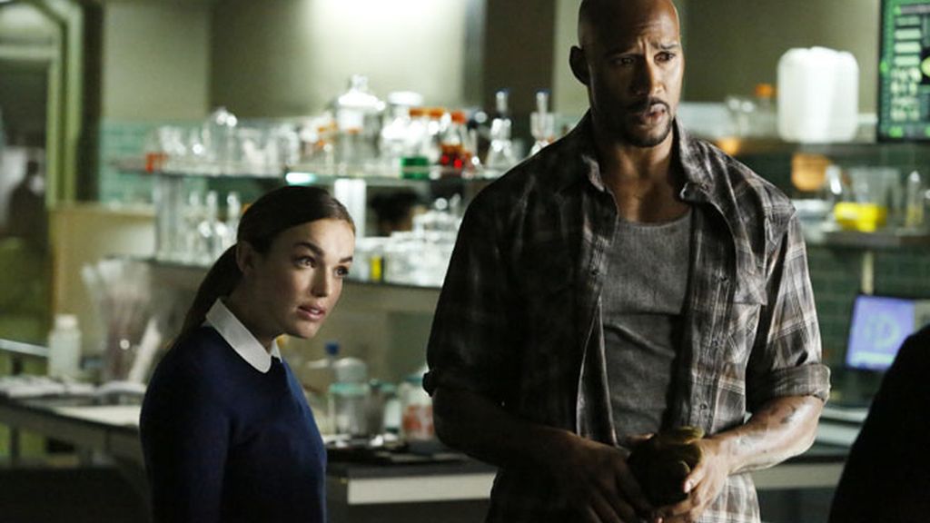 Primeras fotos de los capítulos 'Sombras' y 'Pesada es la cabeza'