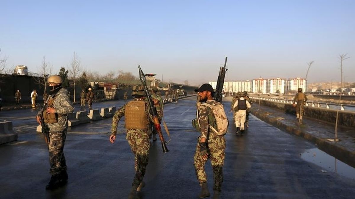 Fuerzas afganas en dirección hacia el Ministerio de Defensa tras un ataque terrorista suicida