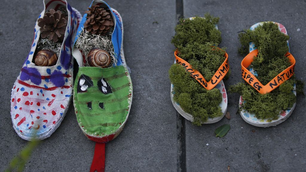 Miles de zapatos en la marcha simbólica por el clima en París
